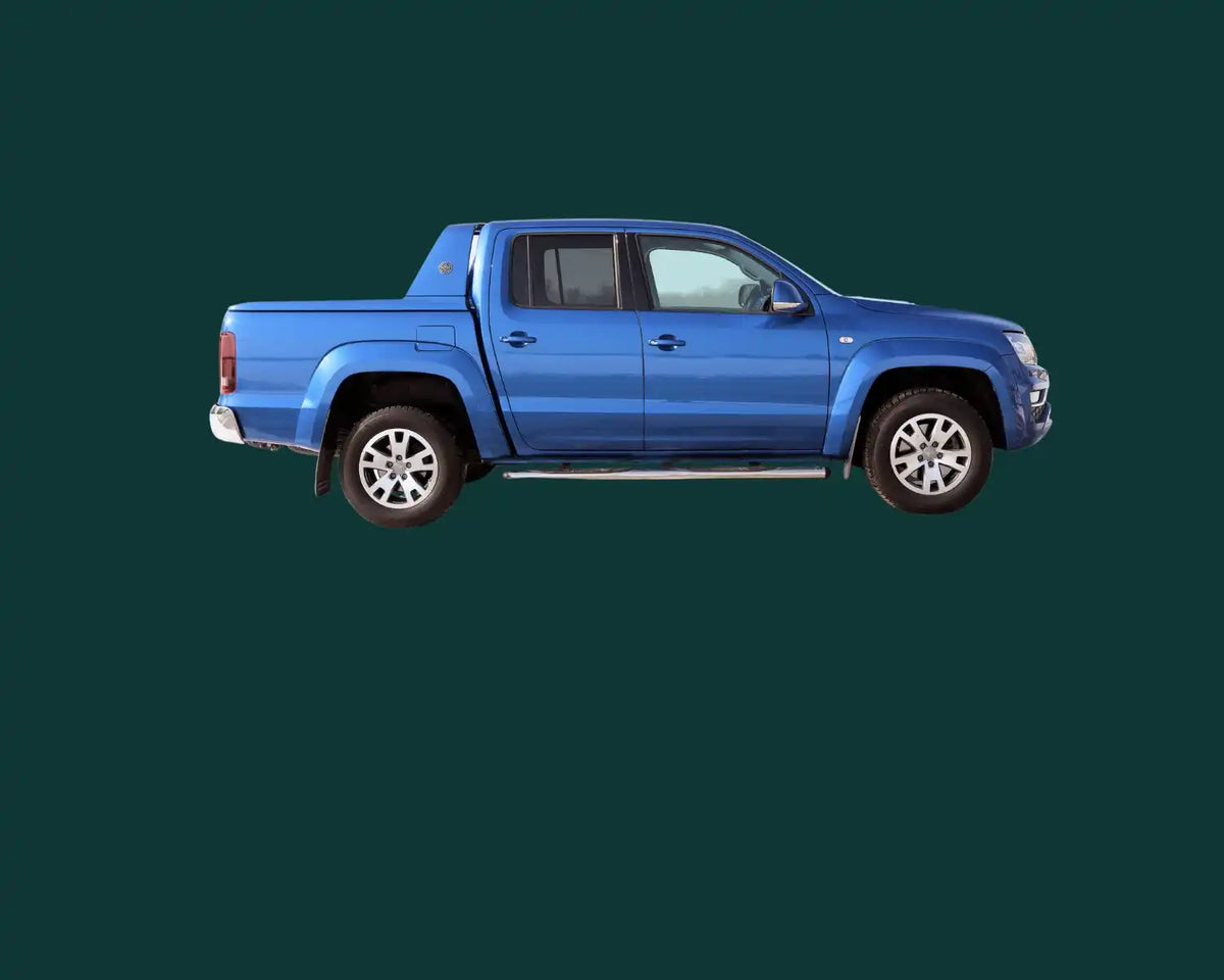 Blauer Volkswagen Amarok Pickup-Truck mit Doppelkabine.