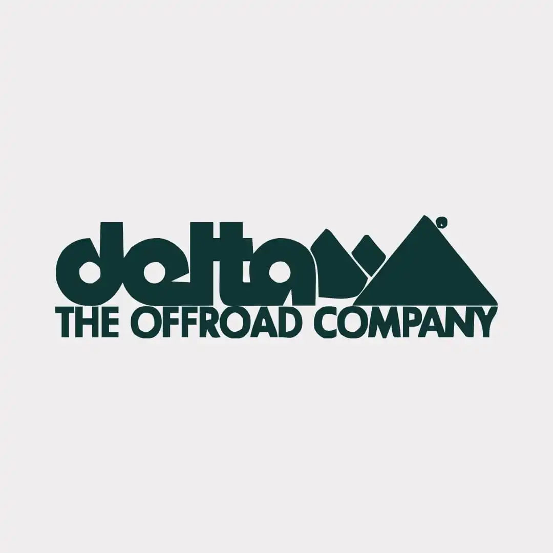 Dunkelgrünes Logo mit dem Text ’doltam DIE OFFROAD COMPANY’ und stilisierten Bergformen.