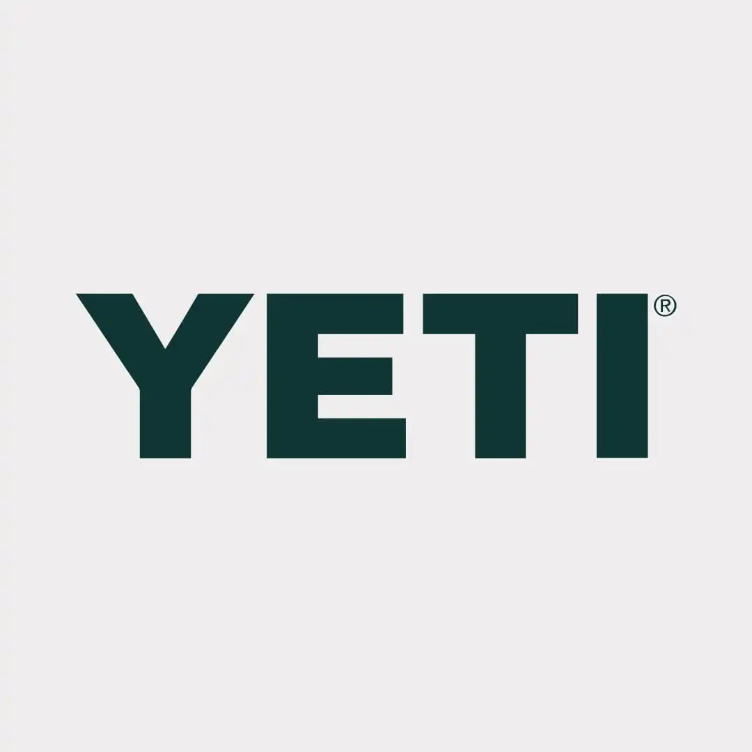Dunkelgrüner YETI-Logo-Text auf hellem Hintergrund.