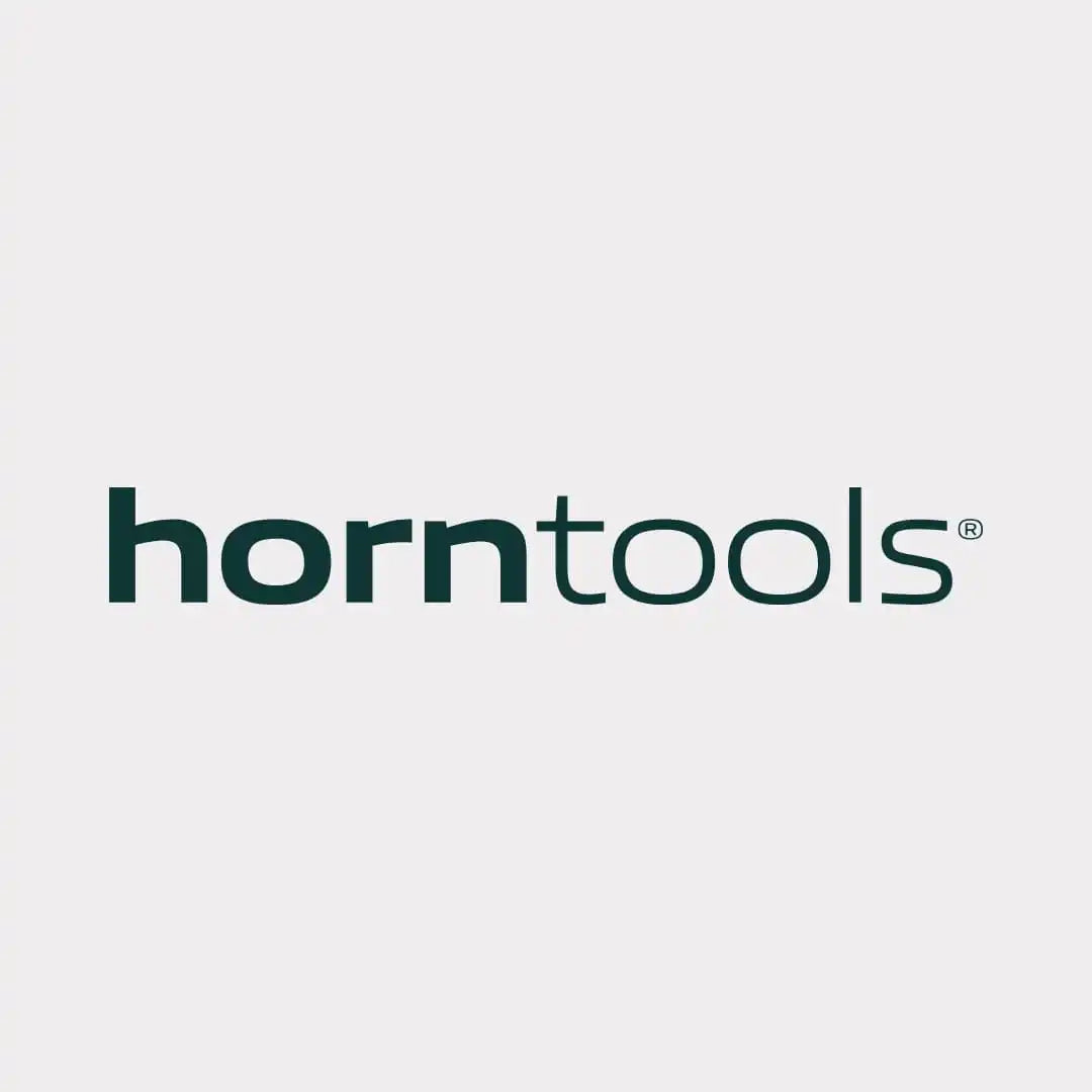 Einfache Text-Logo für ’horntools’ in dunkelgrünen Buchstaben.
