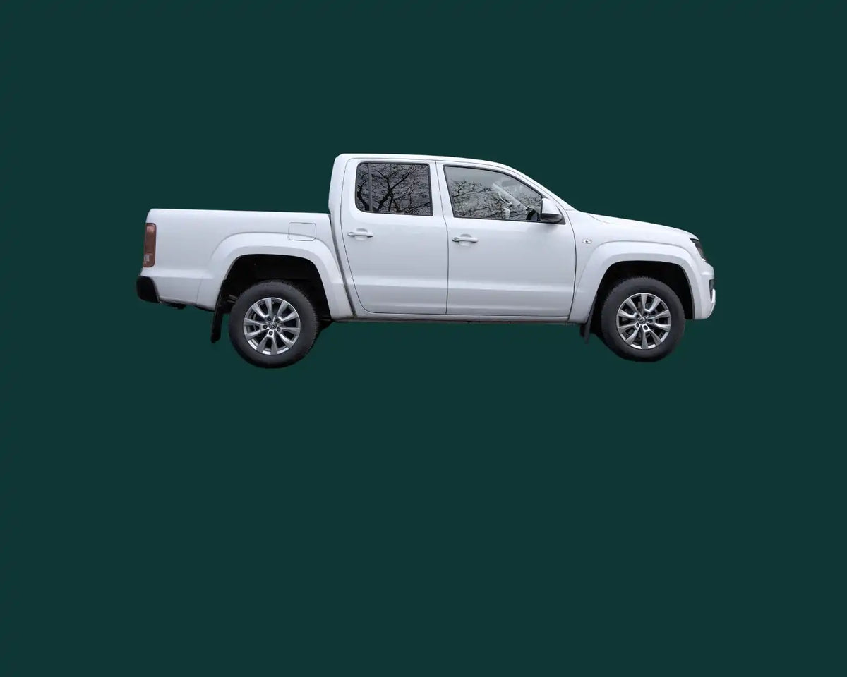Weißer Pickup-Truck.