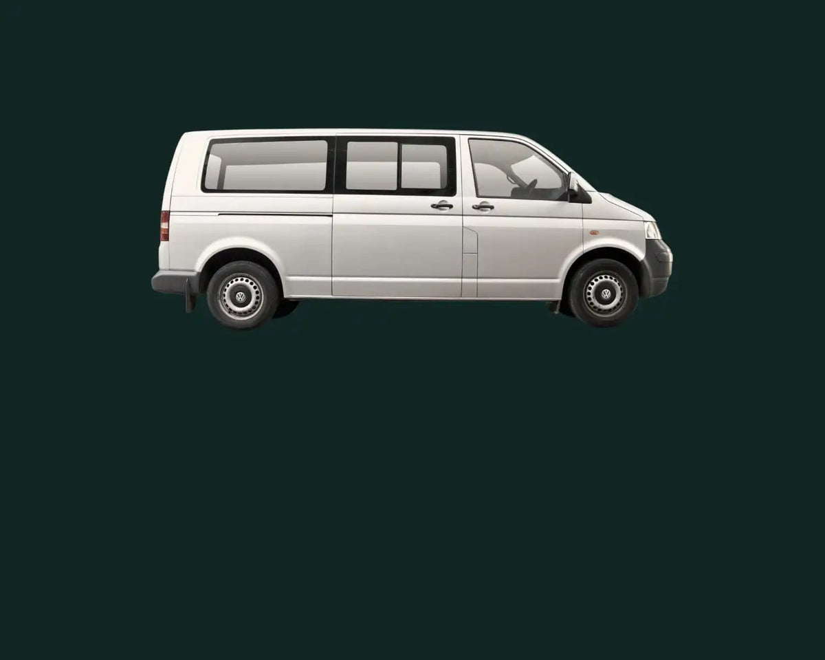 Weißer Volkswagen Transporter mit Passagierfenstern.