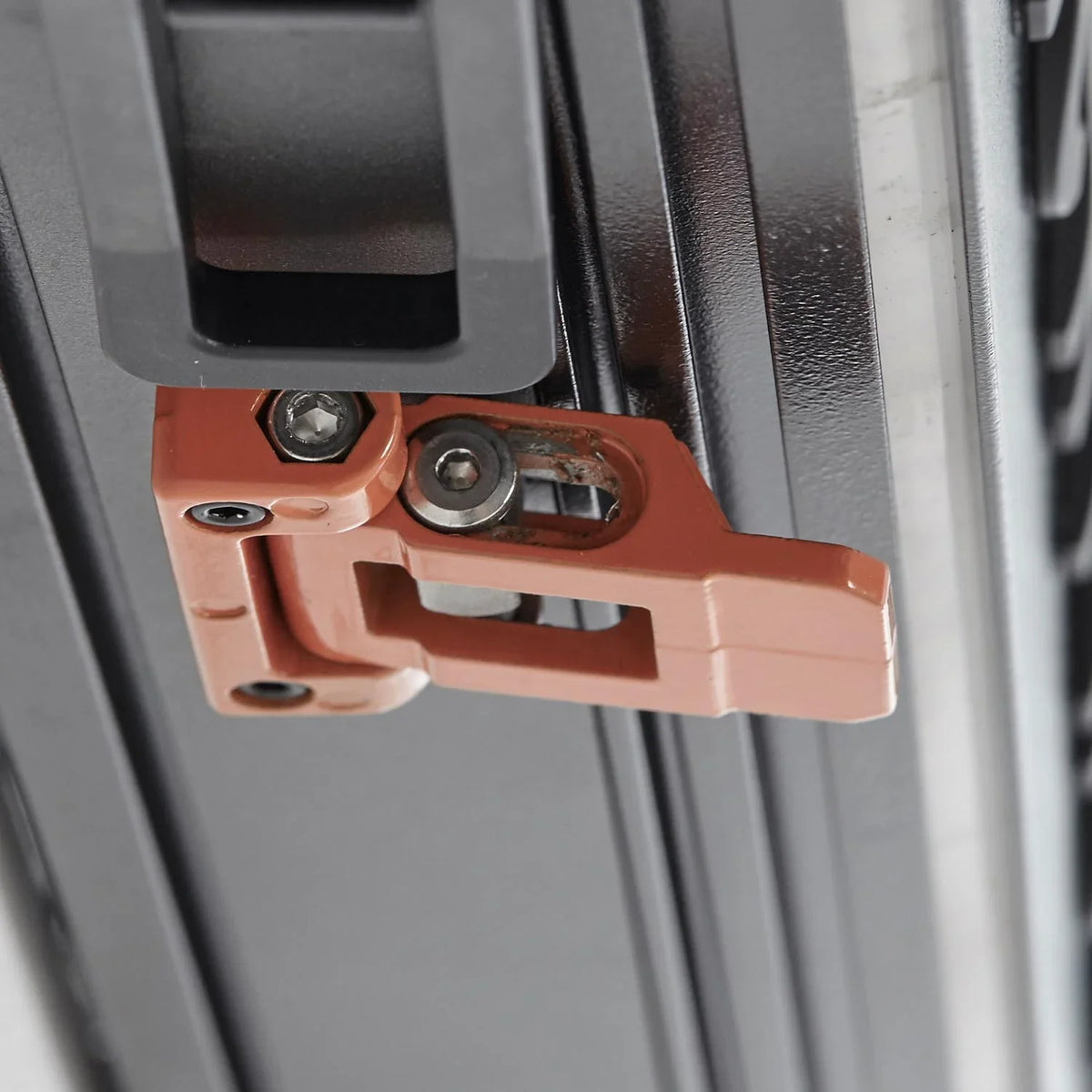 Matte orangene kunststoffverriegelung mit metallteilen an der rückseite der aluminium branch automatic automatische 2m seitenmarkise grau