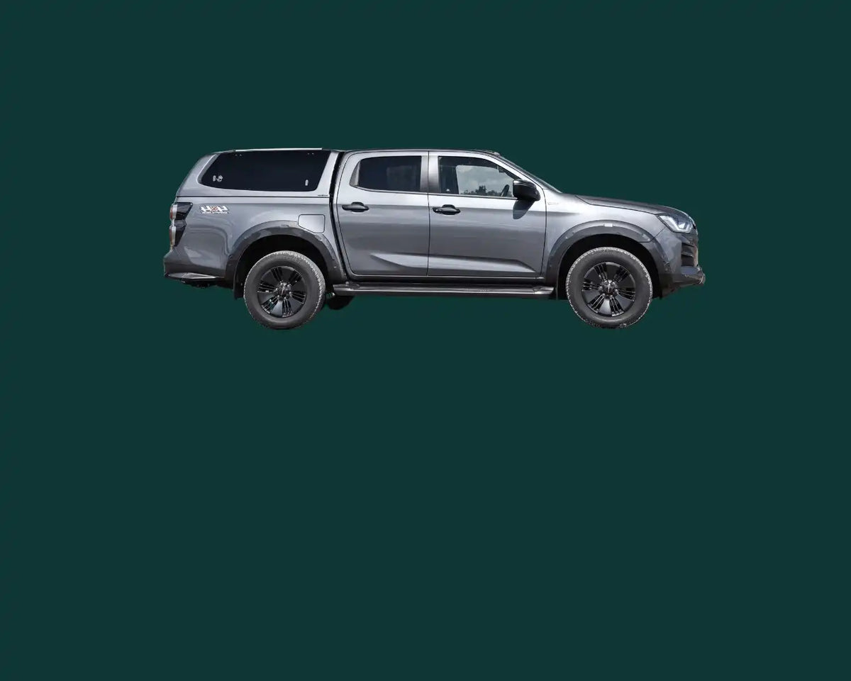 Grauer Pickup mit Aufsatz.