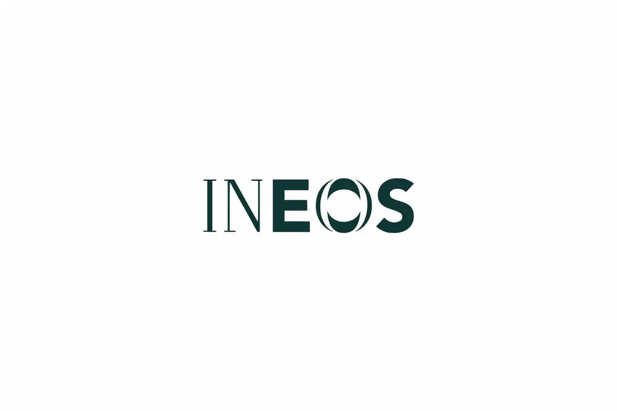 Grünes INEOS-Logo mit stilisierter Schriftart und einem kreisförmigen O-Symbol.