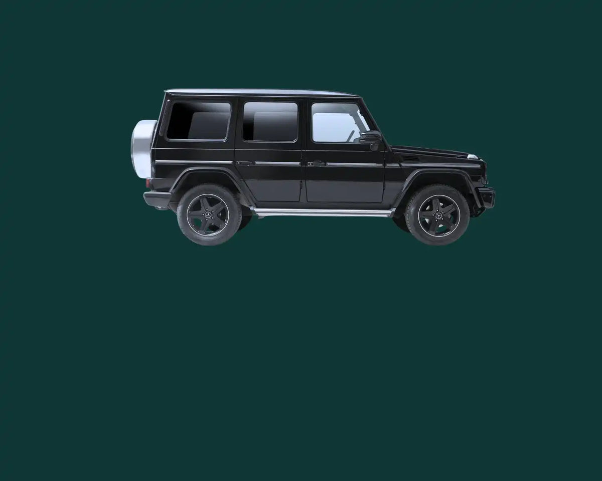 Schwarzes Mercedes-Benz G-Klasse SUV mit dunklen Rädern.