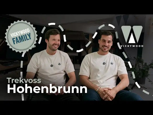 Weißes kurzärmeliges T-Shirt mit einem kleinen schwarzen Logo auf der Brust